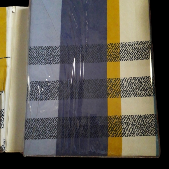 Chekered polycotten bedsheet - Picture 2 of 3